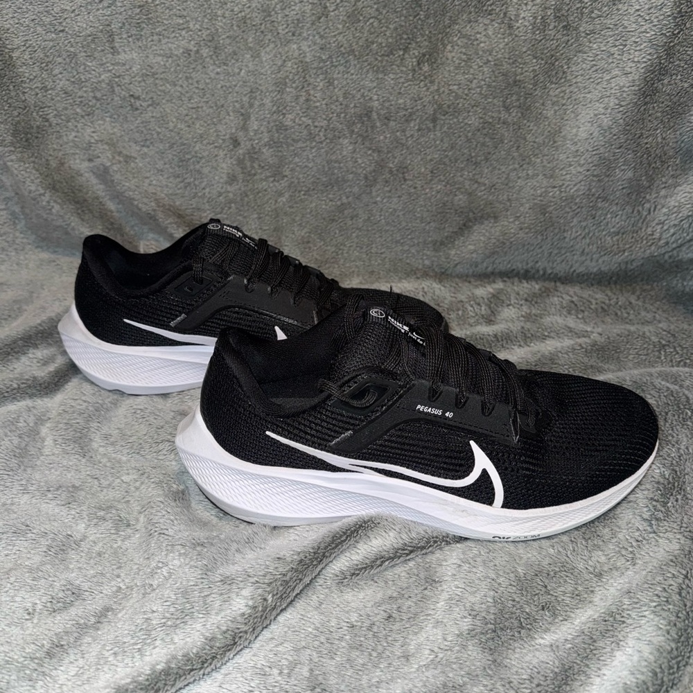 Nike Black and White air Zoom Pegasus